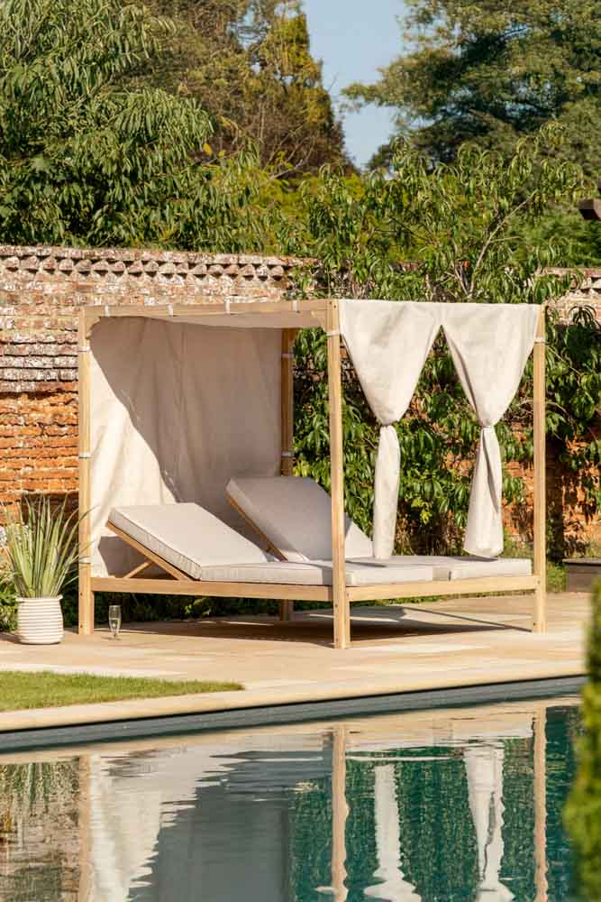 Beautiful Canopy Garden Daybed