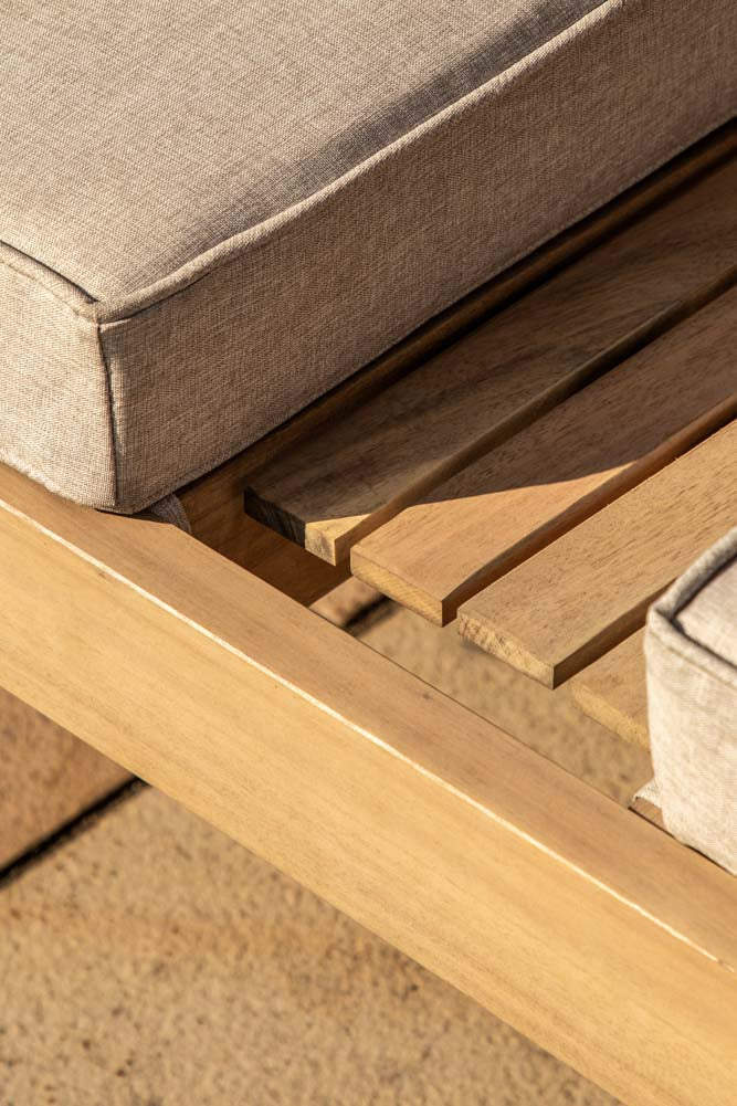 Beautiful Canopy Garden Daybed